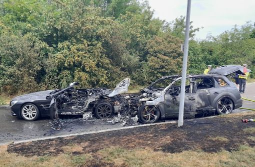 Nicht mehr viel übrig geblieben ist von den zwei Autos, die am Montagabend in Brand gerieten. Foto: KS-Images.de/Karsten Schmalz