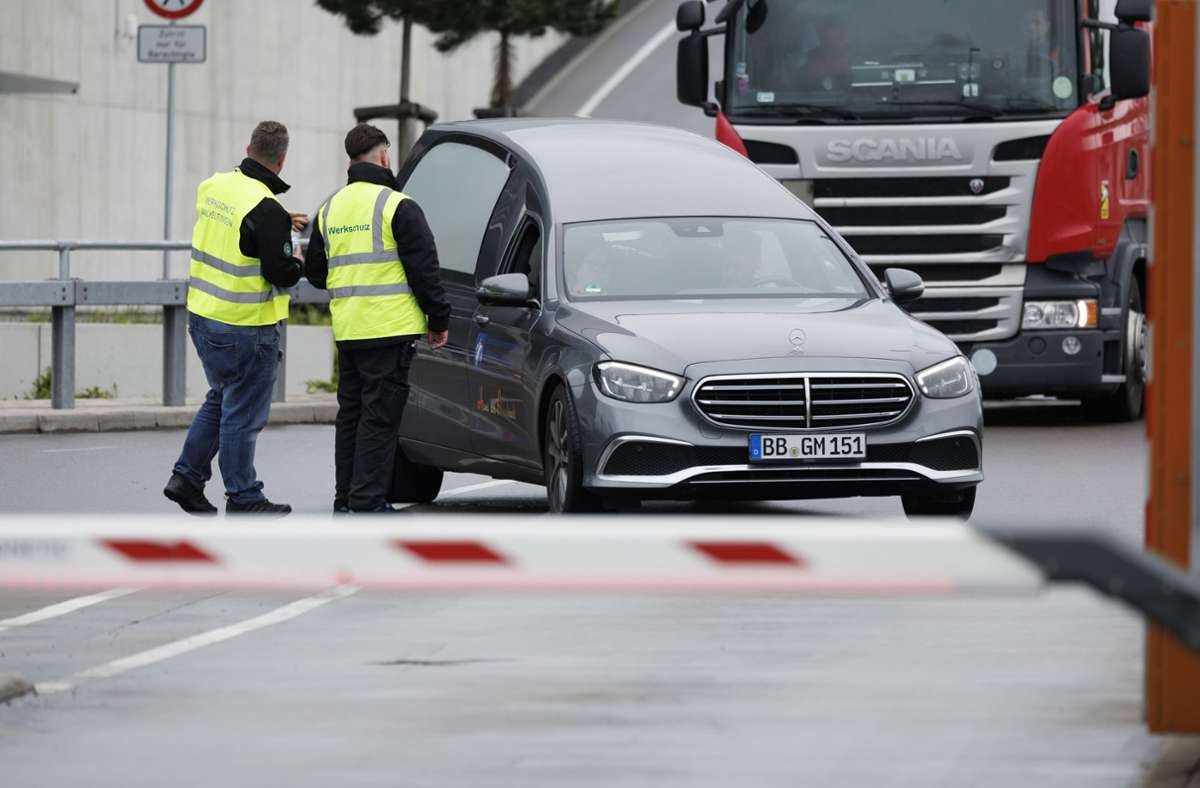 Ein Leichenwagen fährt über das Betriebsgelände von Mercedes-Benz in Sindelfingen.