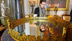 Patricia Peschel zeigt einen Tischaufsatz  aus vergoldeter Bronze. Foto: factum/Granville