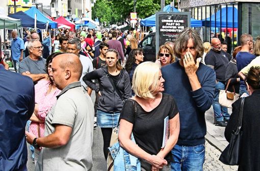 Tausende Besucher sind bei schönem Wetter beim Höflesmarkt   unterwegs. Seit 2009 haben sich die Aktivitäten größtenteils auf  die Stuttgarter Straße verlagert. Foto: Susanne Müller-Baji