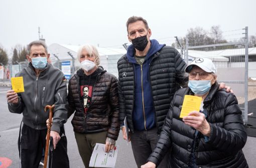 Schauspieler Ralf Moeller (Zweiter von rechts) steht mit seinem Freund Heinz Cordes (Zweiter von links), zwischen seinen Eltern Ursula (85) und Helmut (links, 92) vor dem Impfzentrum, in dem sie ihre zweite Impfung gegen das Coronavirus erhalten haben. Foto: dpa/Bernd Thissen