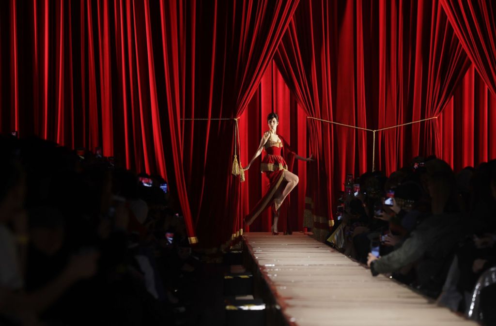 Das Modelabel Moschino setzte auf Verführung mit rotem Samtvorhang und heißen Outfits.