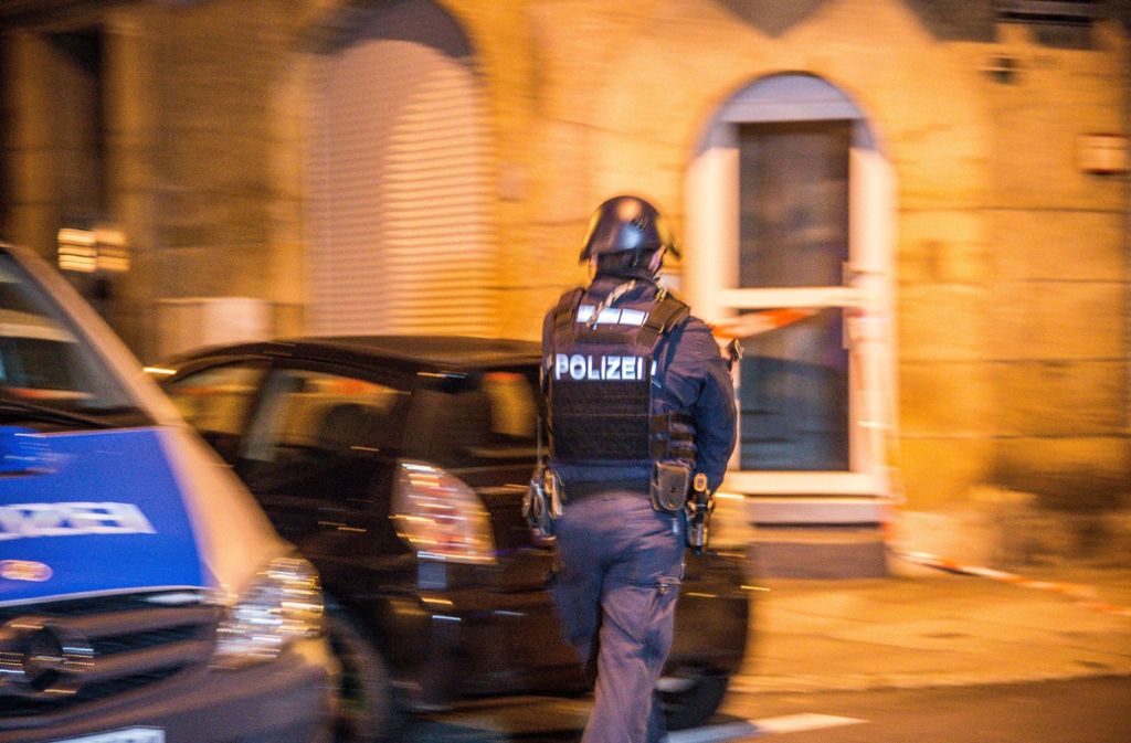 Ein Mann gab am Montagabend in Stuttgart-Ost mehrere Schüsse aus einer Schreckschusspistole ab und löste damit einen größeren Polizeieinsatz aus.