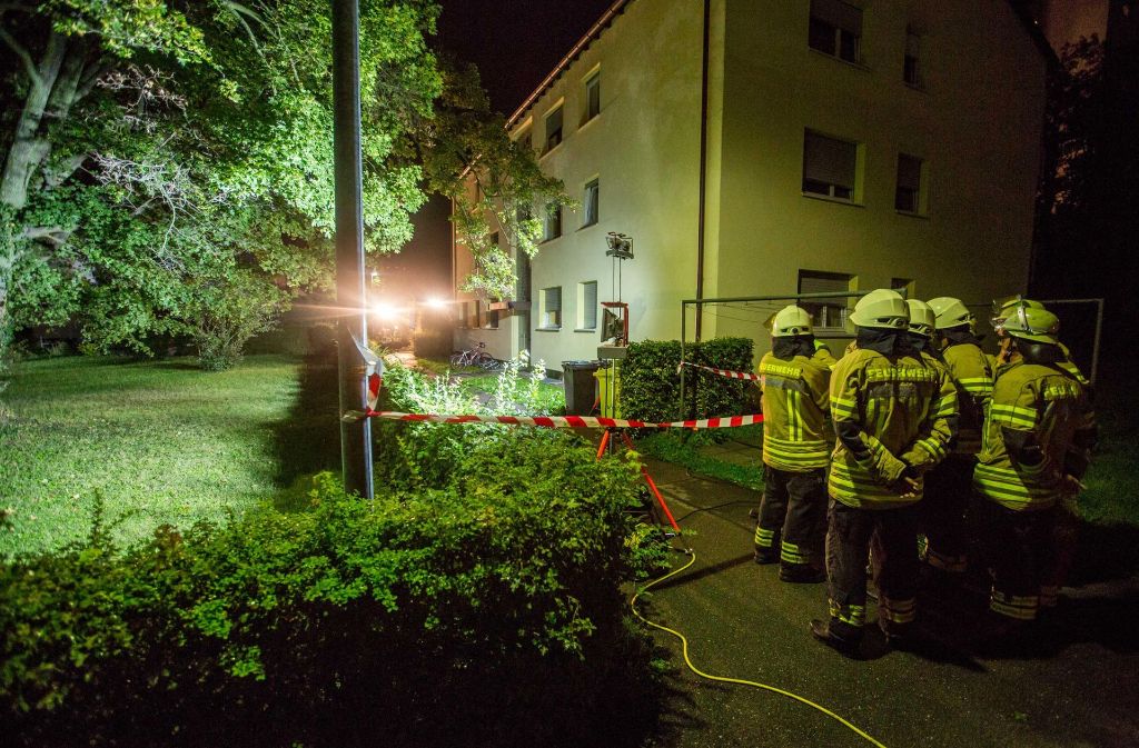 Feuerwehr und Polizei sichern einen Tatort in Fellbach.