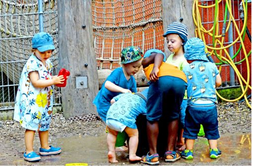 An heißen Tagen macht Matschen im Garten des Kinderhauses allen Kindern einen Riesenspaß. Foto: Sybille Neth
