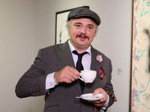 An Englishman in Düsseldorf: Pete Doherty mit einer Tasse Tee vor seinen Werken Foto: getty/[EXTRACTED]: Andreas Rentz/Getty Images