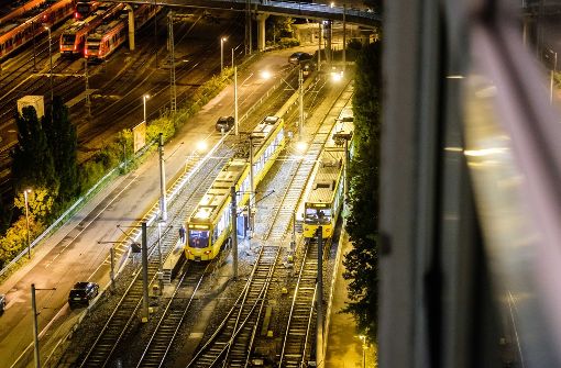 Die Endstation Vaihingen bei Nacht – hier ist die Wendeanlage hinter den Bahnsteigen zu sehen. Foto: Lichtgut/Achim Zweygarth
