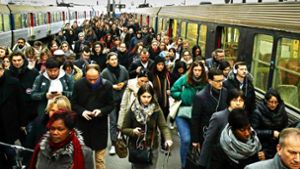 Pendler gehen über einen Bahnsteig des Bahnhofs Saint Lazare in Paris. Wegen des Streiks kam es zu vielen Zugausfällen. Foto: AP