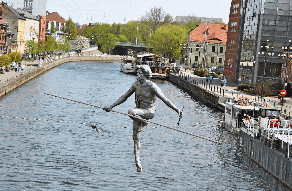 Aus Anlass des EU-Beitritt Polens wurde der „Seiltänzer“ über der Brahe enthüllt. Die Skulptur wurde schnell zum neuen Stadtsymbol.  Foto: Kiunke, Travel Photo, Poln. Fremdenverkehrsamt