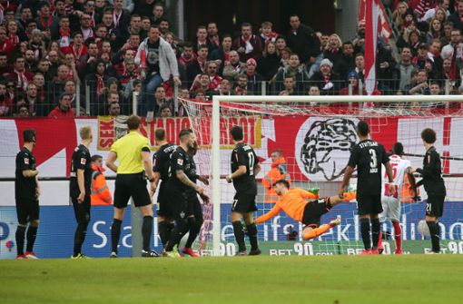 VfB-Torhüter Ron-Robert Zieler wurde in der Partie beim 1. FC Köln von Fans beleidigt. Foto: Pressefoto Baumann