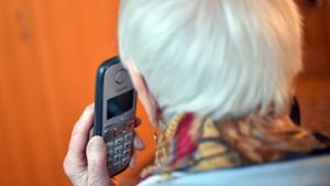 Die Telefontrickbetrüger haben es häufig auf Senioren abgesehen. (Symbolbild) Foto: dpa/Britta Pedersen