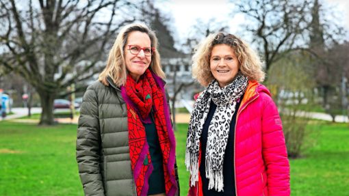 Ursula Zitzler (links) und Andrea Koch-Widmann arbeiten ehrenamtlich für Geflüchtete in Ostfildern. In zehn Jahren gab es  auch Rückschläge. Foto: Ines Rudel
