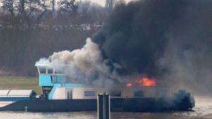 Kohle-Frachter gerät auf dem Rhein in Brand