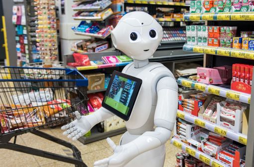 Roboter „Pepper“ soll für die Einhaltung der Corona-Regeln sorgen. Foto: dpa/Daniel Bockwoldt