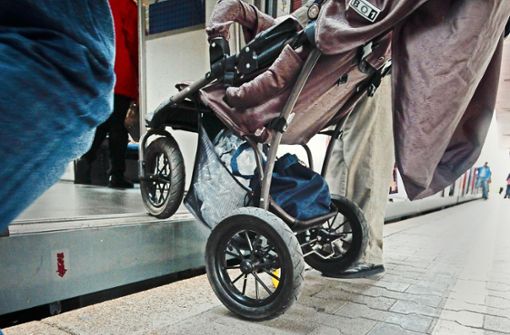 Wer am Ludwigsburger Bahnhof in eine S-Bahn einsteigt, muss 20 Zentimeter Höhenunterschied überwinden. Was für  Pendler nur lästig ist, ist für Senioren oder  Rollstuhlfahrer   ein echtes Hindernis. Foto: factum/Archiv