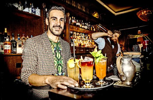 Ferro  Ceylan (links) und sein Barchef Kai Runge zelebrieren im Le Petit Coc ausgefallene Cocktails. Foto: Lichtgut/Julian Rettig