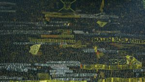 Diese größtenteils verunglimpfenden Plakate der Fans von Borussia Dortmund beim Spiel gegen RB Leipzig könnten eine Sperre für die Südtribüne zur Folge haben. Foto: dpa