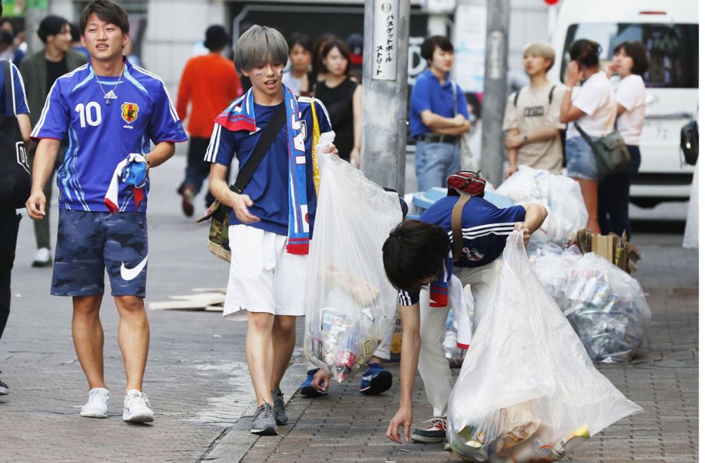 Vorbildlich: Japanische Fans sammeln nach der Achtelfinal-Niederlage in Rostow am Don Müll ein.