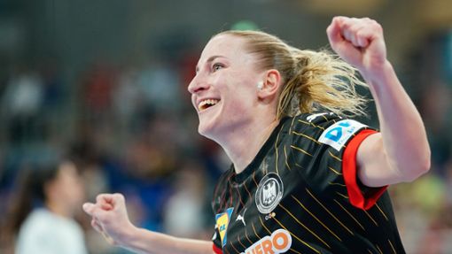 Die deutsche Handball-Nationalmannschaft feiert einen deutlichen Sieg gegen Israel. Foto: Uwe Anspach/dpa