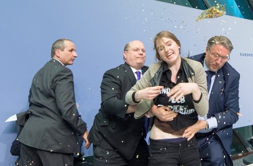 Eine Femen-Aktivistin störte am Mittwoch die Pressekonferenz der Europäischen Zentralbank in Frankfurt am Main. EZB-Präsidenten Mario Draghi machte nach einer kurzen Pause weiter mit seiner PK. Foto: dpa