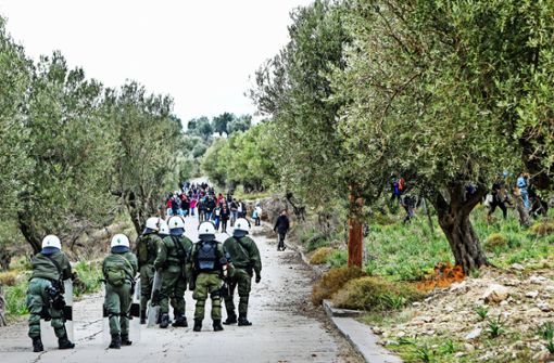 Bereits am Montag kam es auf Lesbos zu Ausschreitungen zwischen Polizei und Asylbewerbern. Foto: imago images//Eurokinissi