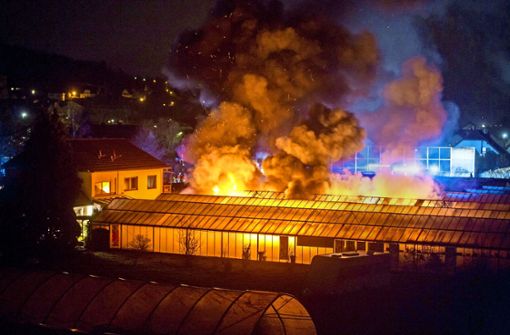Mitte März: Meterhohe Flammen in einer Gärtnerei in Remshalden Foto: 7aktuell.de/Simon Adomat