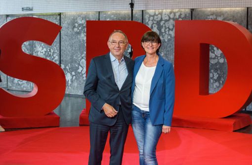 Saskia Esken und Norbert Walter-Borjans fühlen sich nach ihrer überraschenden Wahl an die SPD-Spitze vor einem Jahr inzwischen im Amt angekommen. Foto: dpa/Oliver Dietze