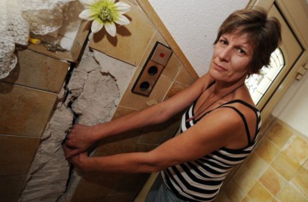 Anja Bunge zeigt Risse in einer Wand in ihrem Wohnhaus Wohnhaus in Leonberg.