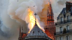 Über der Kathedrale Notre-Dame, einem Wahrzeichen der französischen Hauptstadt, waren am Montagabend Flammen und eine riesige Rauchsäule zu sehen. Foto: AFP