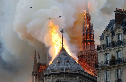 Über der Kathedrale Notre-Dame, einem Wahrzeichen der französischen Hauptstadt, waren am Montagabend Flammen und eine riesige Rauchsäule zu sehen. Foto: AFP