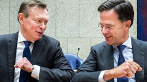 Niederlandes Premier Mark Rutte (rechts) beim „Elbump“ mit seinem Gesundheitsminister. Foto: imago images/Hollandse Hoogte/ Remko de Waal