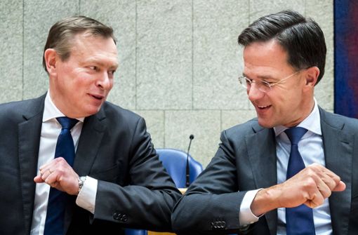 Niederlandes Premier Mark Rutte (rechts) beim „Elbump“ mit seinem Gesundheitsminister. Foto: imago images/Hollandse Hoogte/ Remko de Waal