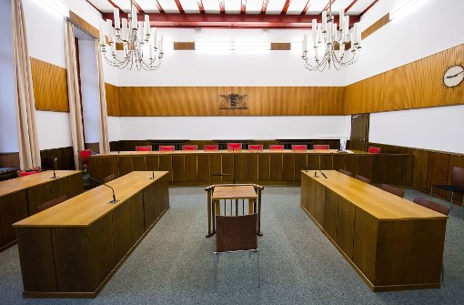 Am Landgericht Mosbach wurde ein Senior zu lebenslanger Haft wegen heimtückischen Mordes an seiner Ehefrau verurteilt. Foto: dpa