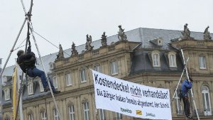 Stuttgart-21-Gegner bauen riesiges Plakat auf