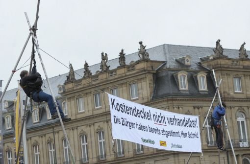 Parkschützer und Robin-Wood-Aktivisten haben am Dienstagvormittag auf dem Stuttgarter Schlossplatz ein großes Plakat aufgehängt. Foto: dpa