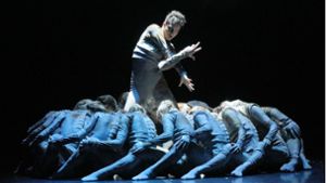So tanzt die Welt am Abgrund: Szene aus Andrew Skeels’ Uraufführung „Chasm“ Foto: Bayerisches Staatsballett/Wilfried Hösl