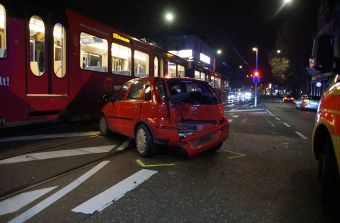 Unfall in Bad Cannstatt: Pkw fährt gegen Stadtbahn