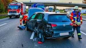 Drei der vier Fahrspuren mussten zur Unfallaufnahme wie auch zur Bergung der Fahrzeuge gesperrt werden. Foto: KS-Images.de