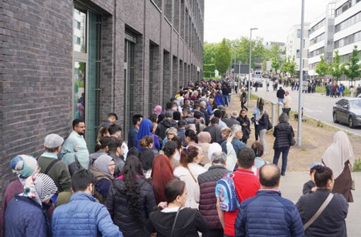 Groß war der Andrang auf das türkische Wahllokal in der Lorenzstraße. Foto: / Andreas Rosar/Fotoagentur