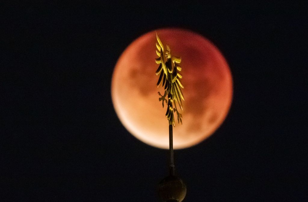 Himmelsgucker sollten den Freitag (27. Juli) rot im Terminkalender markieren: Dann ist am Abendhimmel über Deutschland die längste totale Mondfinsternis des 21. Jahrhunderts zu sehen. Foto: dpa