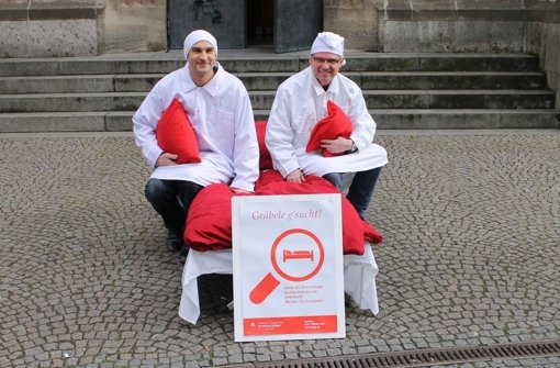 Pfarrer Florian Link und Bezirksvorsteher Bernd-Marcel Löffler (rechts) rühren die Werbetrommel für die Suche nach privaten Schlafplätzen. Foto: Maira Schmidt