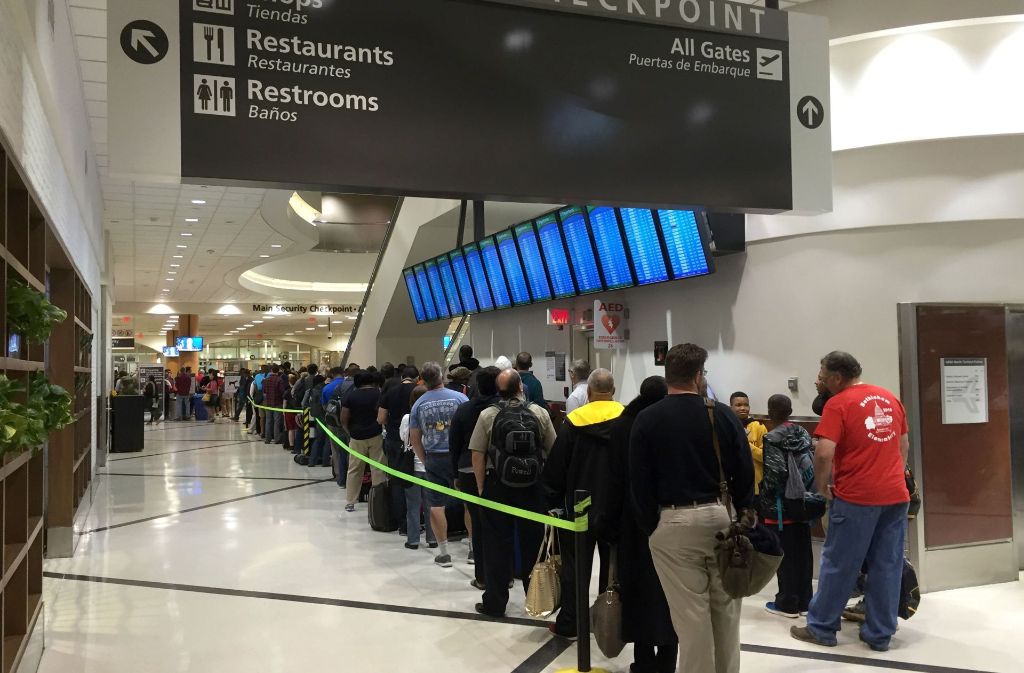 Infolge des Stromausfalls habn sich am Flughafen von Atlanta lange Schlangen gebildet. Foto: AFP