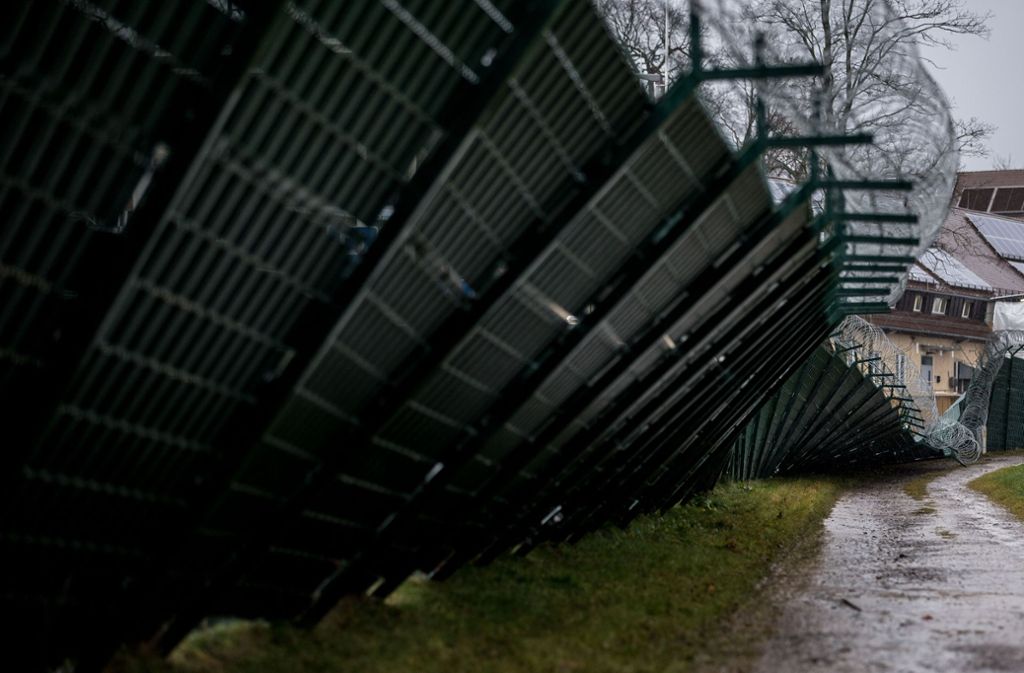 Vielerorts stürzten Bäume um und behinderten den Verkehr. In Stuttgart-Möhringen knickte „Burglind“ den Zaun der US-Kelly-Barracks um.