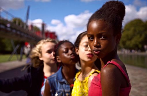 Die elfjährige Amy (Fathia Youssouf, re.) ist Teil einer Mädchenclique. Foto: Netflix