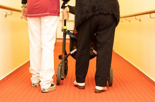 Pflegehilfskräfte sind vor allem für die Altenpflege immer wichtiger. Foto: IMAGO/Fotostand/IMAGO/Fotostand / Gelhot