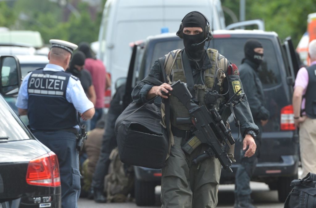 Ein Spezialeinsatzkommando der Polizei hat am Montagabend eine Kanzlei im Stuttgarter Osten gestürmt.