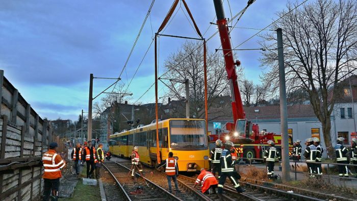 Unfall in Stuttgart: Stadtbahn entgleist am Bahnhof in Feuerbach
