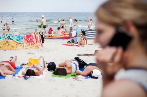 Nach dem Urlaub kann die Handyrechnung zur bösen Überraschung werden. Roaming-Kosten verteuern Telefonieren und Internet-Surfen im Ausland. Dem will die EU-Kommission nun ein Ende setzen - zumindest in Europa. Foto: dpa