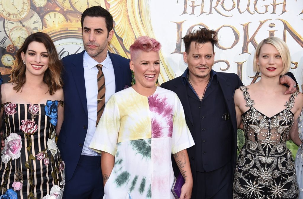 Anne Hathaway (v.l), Sacha Baron Cohen, Pink, Johnny Depp und Mia Wasikowska feierten auf der Filmpremiere.