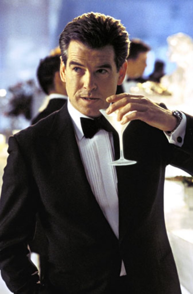 ... Pierce Brosnan gleichauf, der den Helden von 1995 bis 2002 verkörperte. Der Brite hat es ebenfalls auf vier Bond-Filme gebracht. Brosnan spielte den Agenten mit einer Vorliebe für geschüttelte Martinis in ...